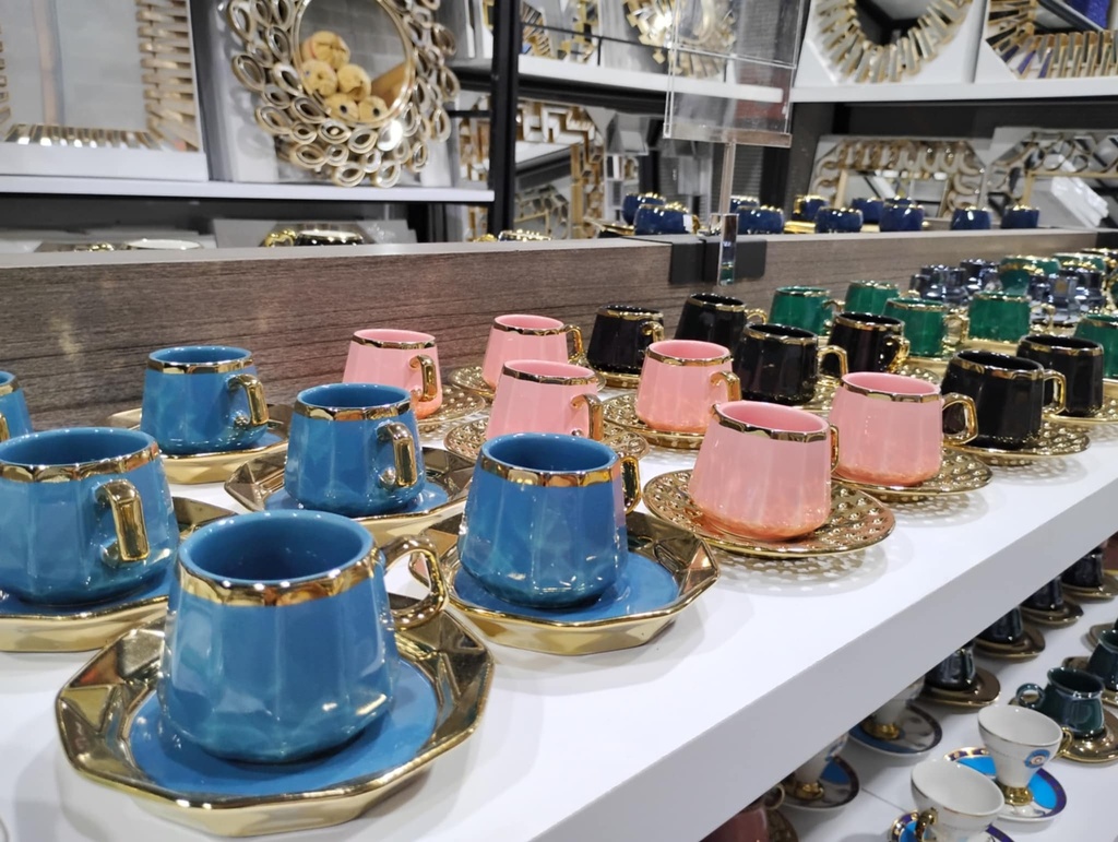  Service à café  de 6 tasses et sous tasses