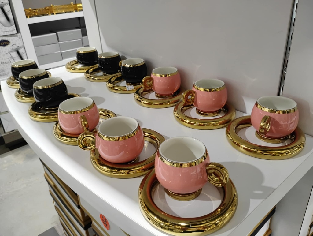  Service à café  de 6 tasses et sous tasses